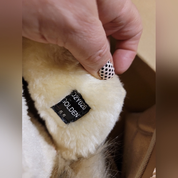 NIB GOLD POM POM FLUFFY FURRY LINED NON SLIP SOLE SIZE 5.5 - Picture 9 of 15